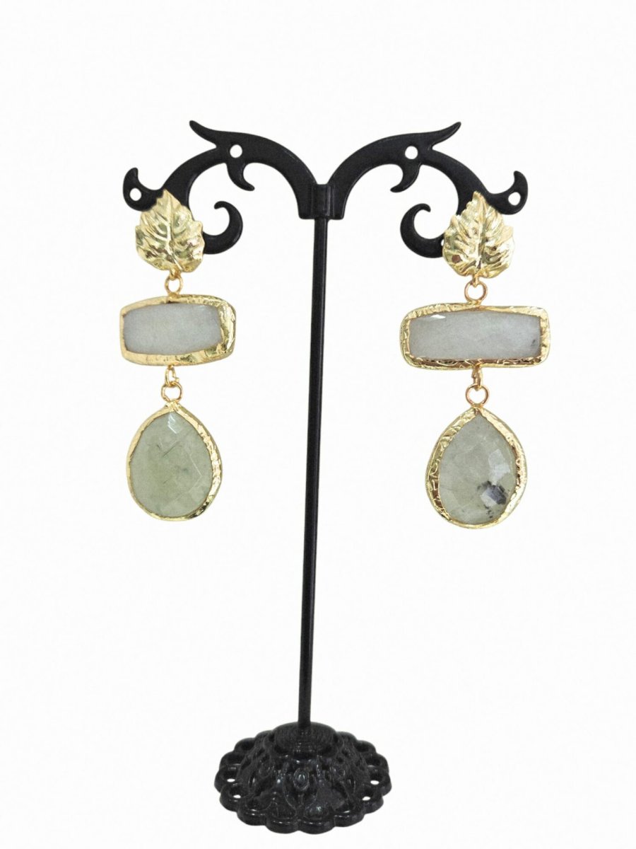 Orecchini realizzati con pietra di luna e quarzo circondatida ottone. Perno con foglia dorata in ottone lucido. peso 7.2gr lunghezza 5.5cm