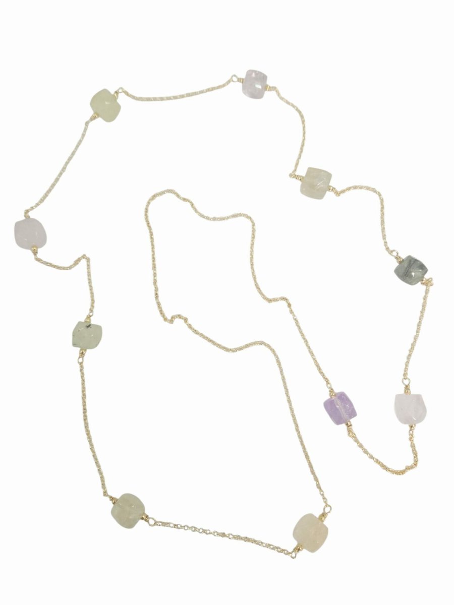 Collana lunga realizzati con cubetti di quarzi e catena anallergica dorata in acciaio.Possibilità di fare doppio girolunghezza 94cm