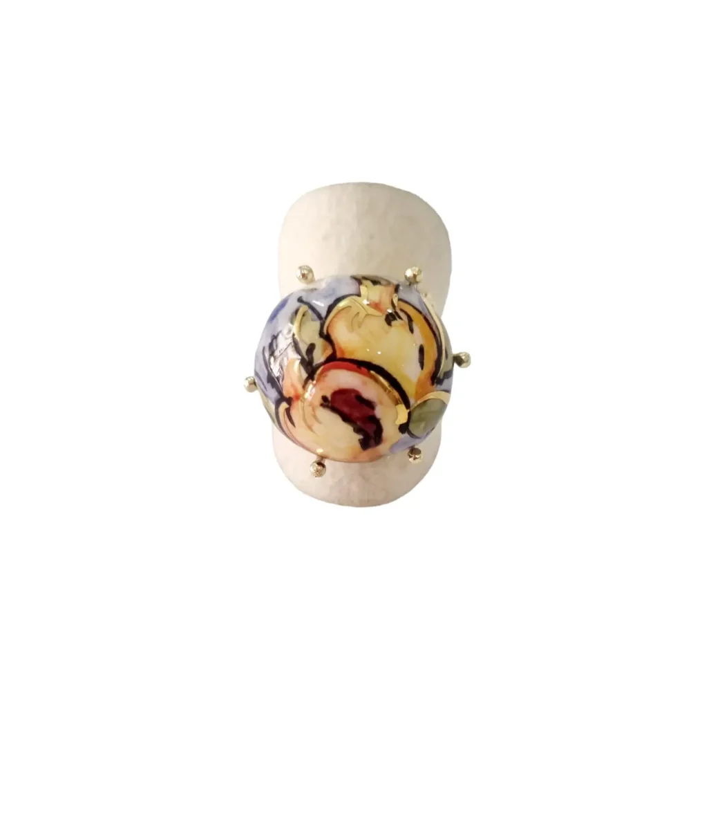 Anello regolabile su base in ottone con melograni dipinti su ceramica di Caltagirone. - immagine 2