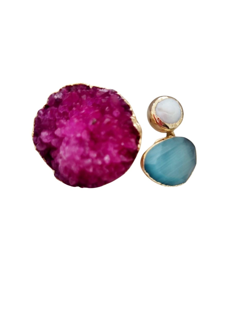 Anello regolabile realizzato con druzy fucsia, occhio di gatto turchese e perla di fiume incastonati nell’ottone. - immagine 2
