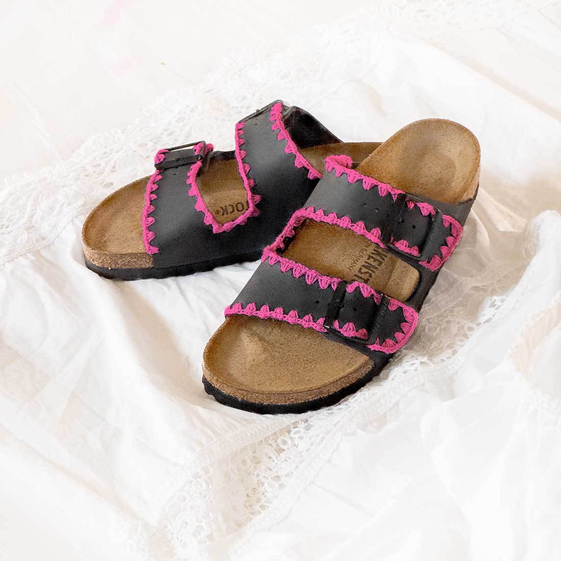 Personalizzazione Birkenstock Arizona con Ricamo Rosa - Nere - immagine 3