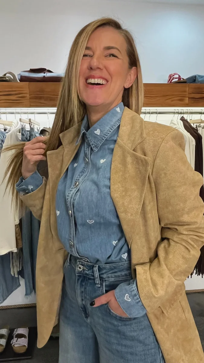 Camicia in denim con ricami a cuore Iva - immagine 6