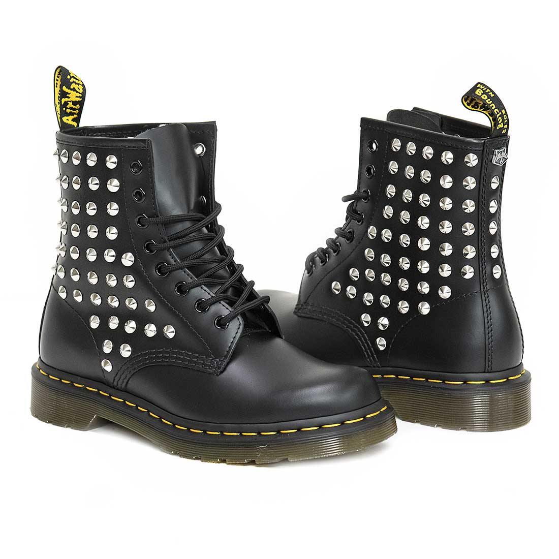 Personalizzazione Dr Martens con borchiette argento - immagine 6