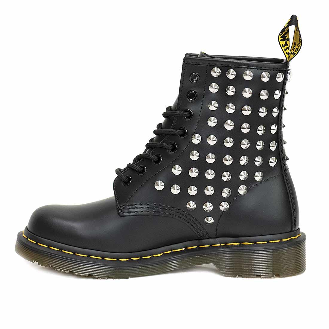 Personalizzazione Dr Martens con borchiette argento - immagine 5